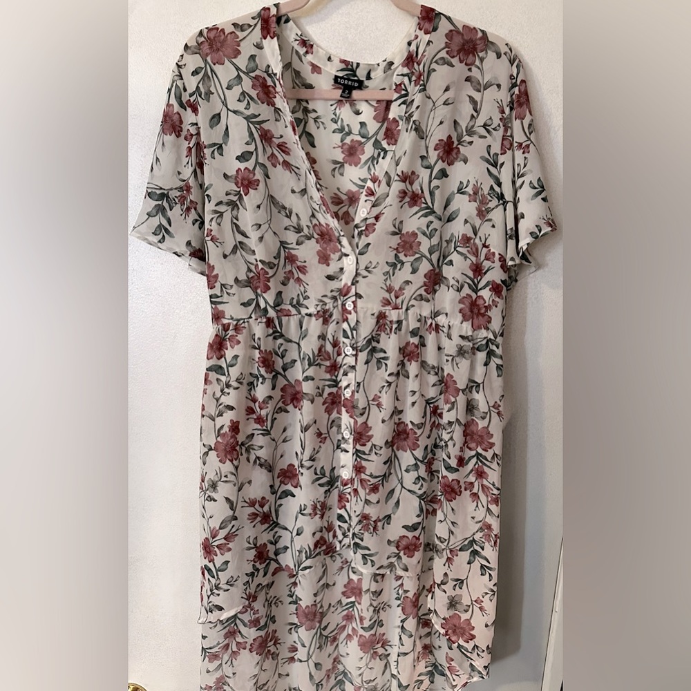 Torrid short sleeve high-low button-down white floral top, size 2